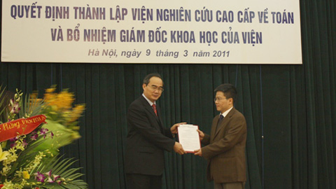 Phó Thủ tướng Nguyễn Thiện Nhân trao Quyết định thành lập Viện Nghiên cứu cấp cao về Toán cho GS.Ngô Bảo Châu.